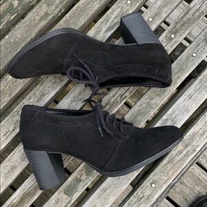 Clarks Collection Suede Lace Up Ankle Booties 9
